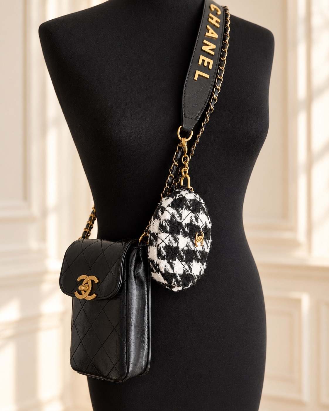 Pochette noire, porte-monnaie rond en tweed et bandoulière sur un mannequin noir