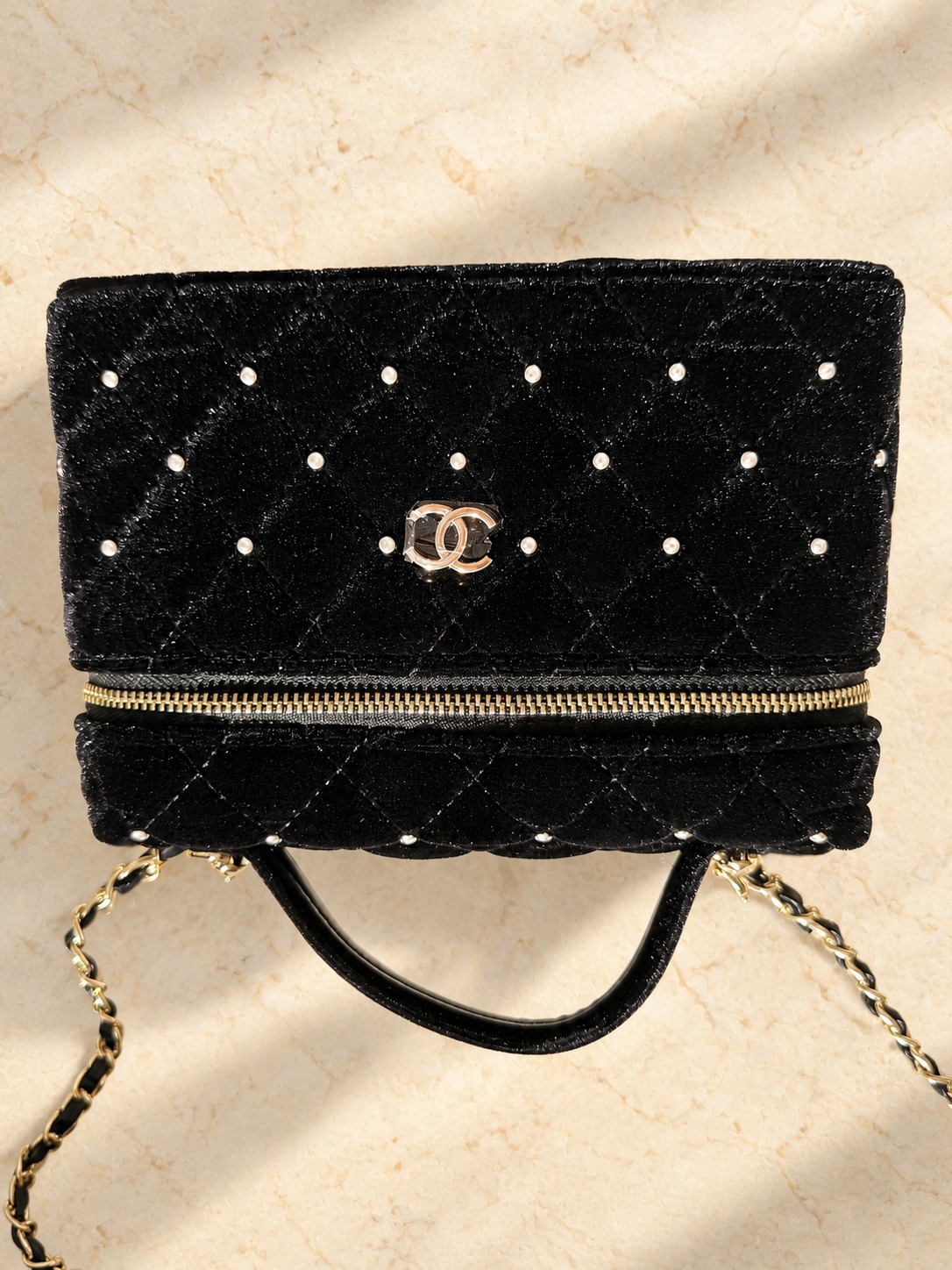 Vue de détail retouchée 4 de le vanity velours à strass