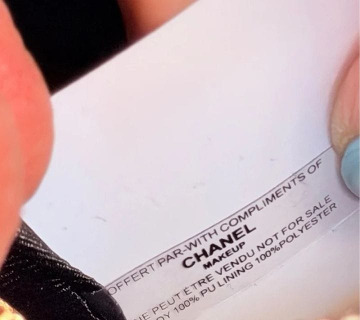 Étiquette portant Offert par Chanel Makeup et Ne peut être vendu